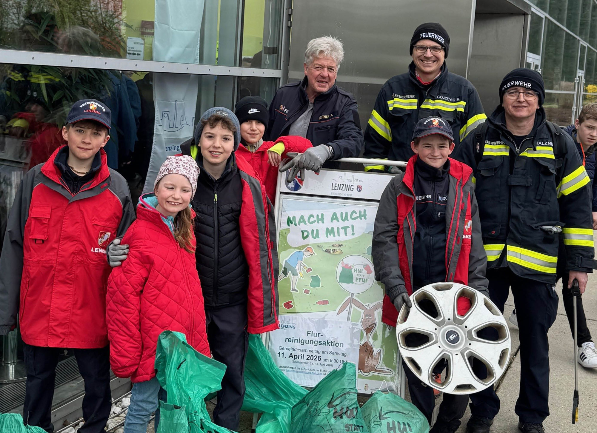 Feuerwehrjugend beim Frühjahrsputz in Lenzing