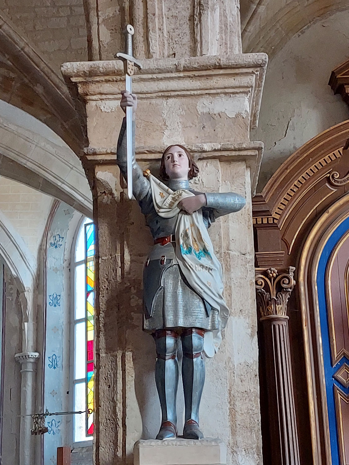 Messire Dieu premier servi, ce que disent les saintes Jeanne d'Arc de nos églises.