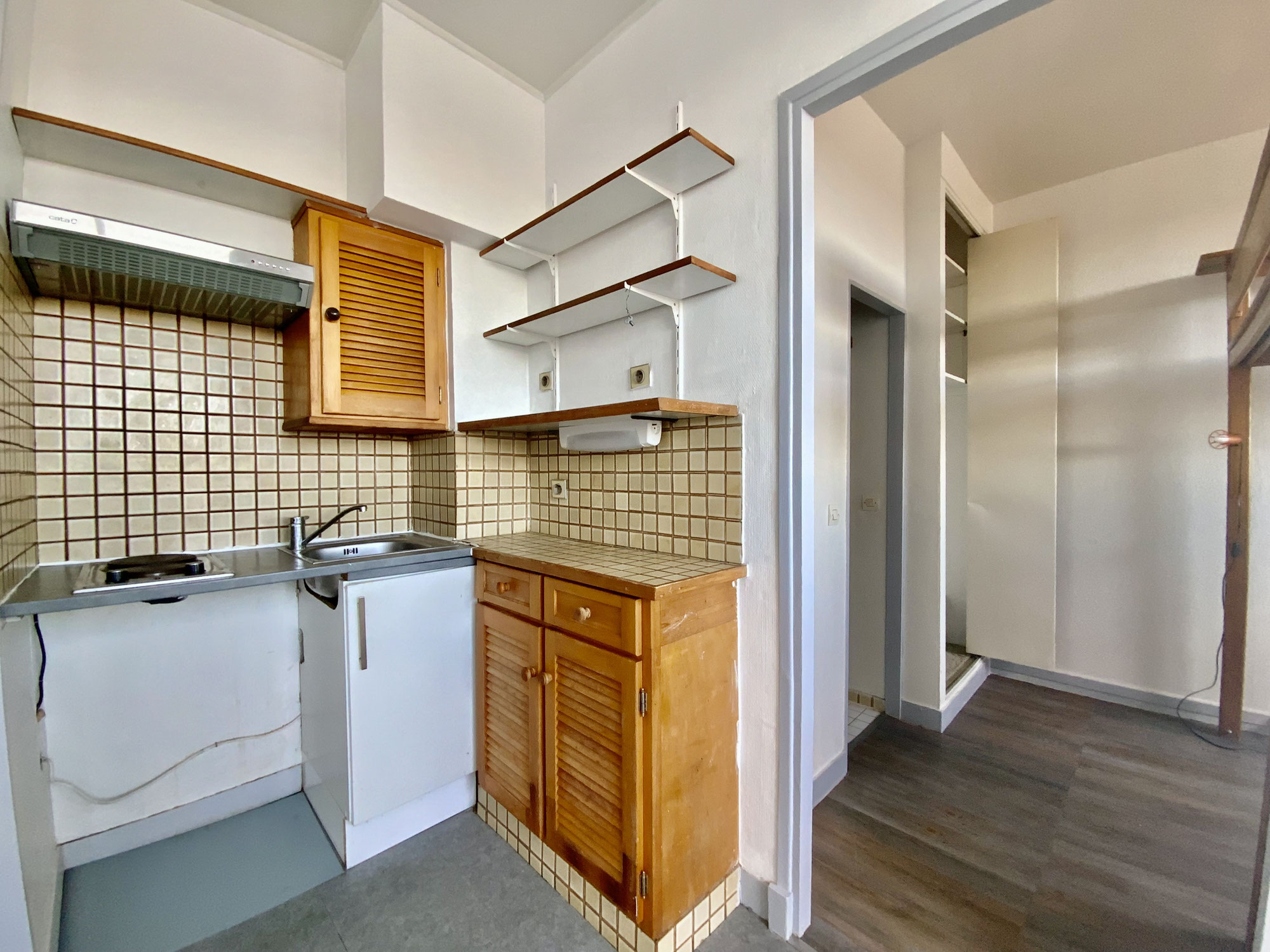 Vendu 2 pièces, 21 m2, en dernier étage avec ascenseur.