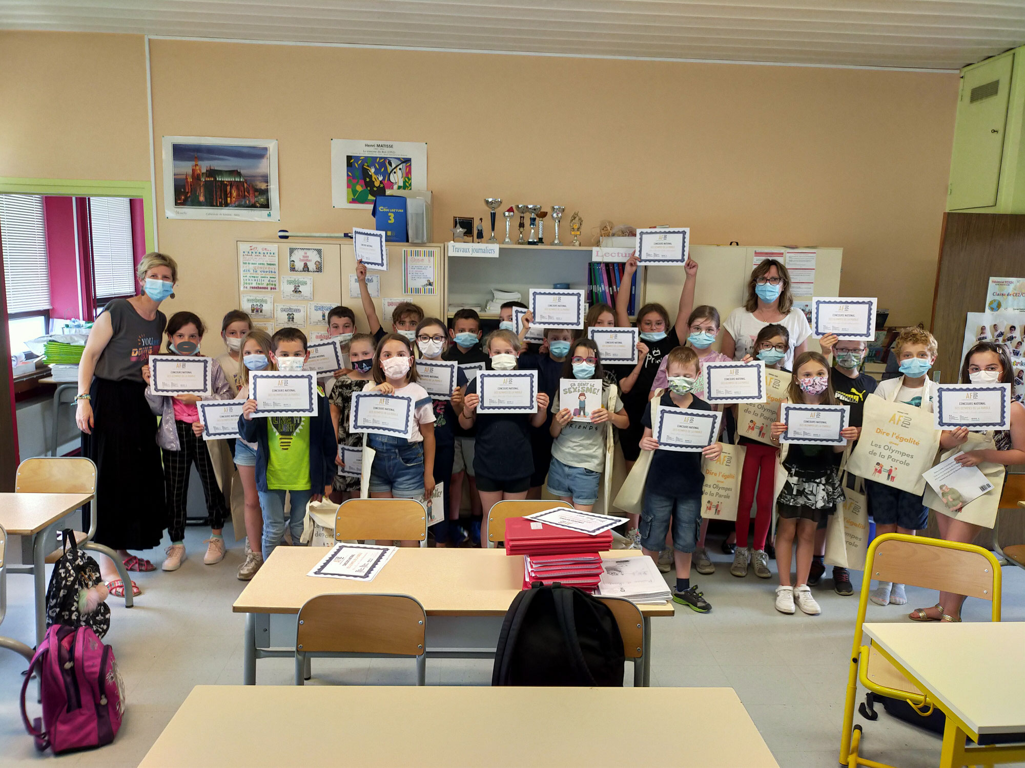 Bravo à l'école Au fil de l'Eau qui pose avec son diplôme des Olympes