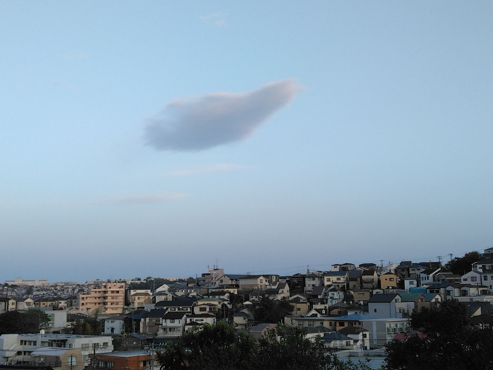 雲に擬態したUFO