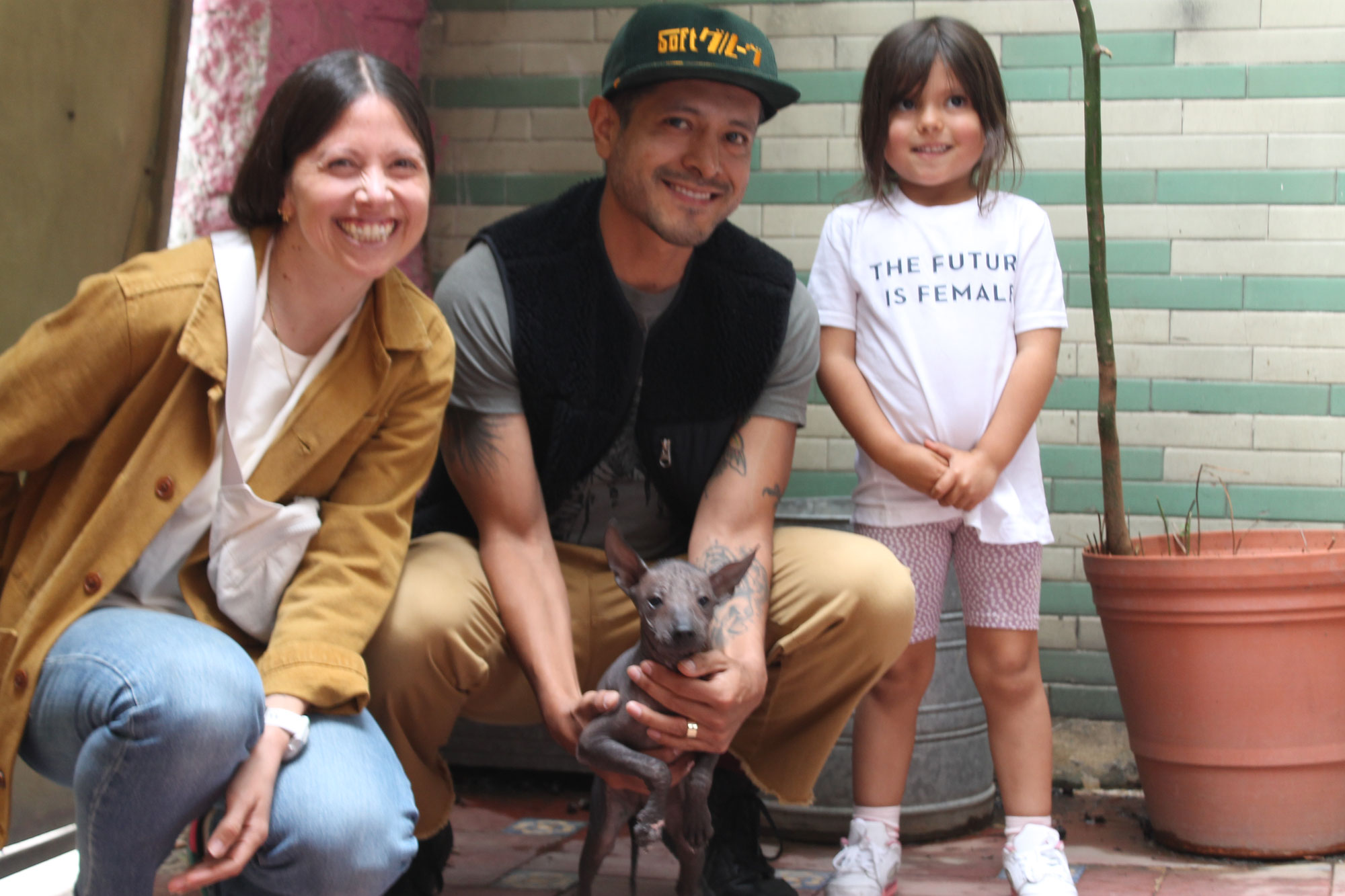 Un Encuentro Mágico: Miel, la Xoloitzcuintle, Llega al Hogar de Juan y su Familia