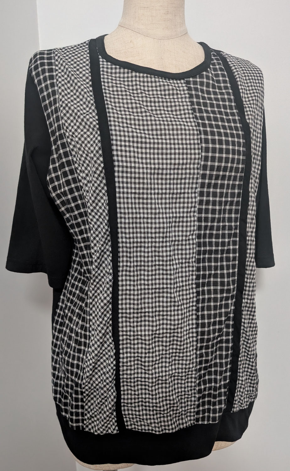 A cool T-shirt that looks great on its own in midsummer