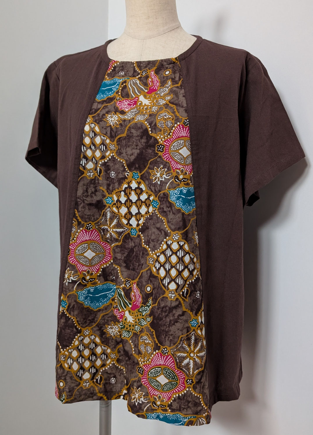 T-blouse featuring Indonesian batik