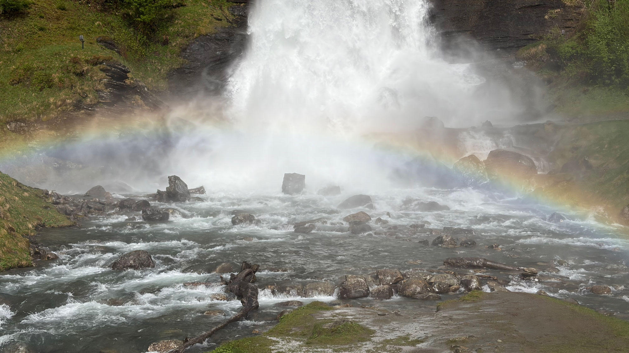 Tage 17 + 18 (Vormittag): Hoher Besuch am Steinsdalfossen