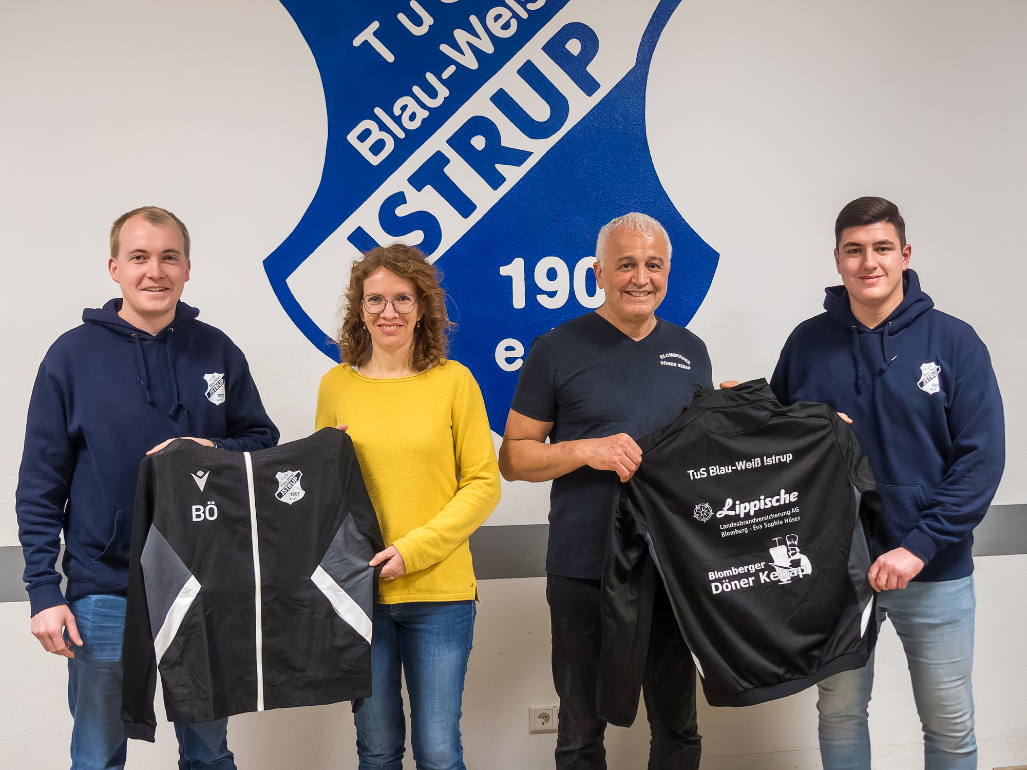 TuS Istrup präsentiert neue Trainingsanzüge