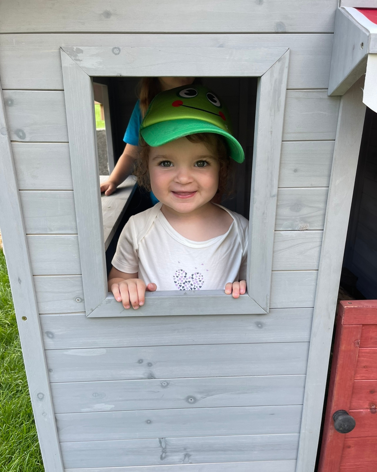 Wir spielen in unserem neuen Garten