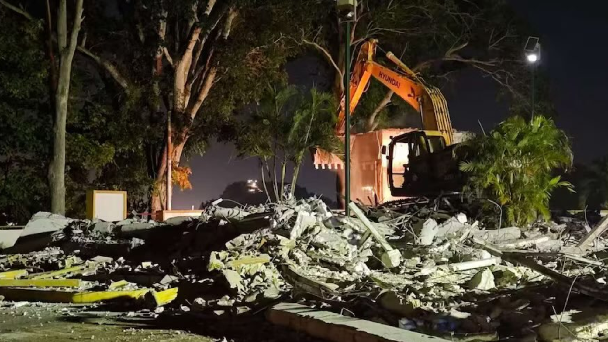 ¡QUÉ RIDÍCULO MONUMENTO! DEMUELEN UN PEDAZO DE LADRILLO INSERVIBLE MIENTRAS EL VERDADERO DOLOR DE LA COMUNIDAD CHINA SIGUE SIN JUSTICIA
