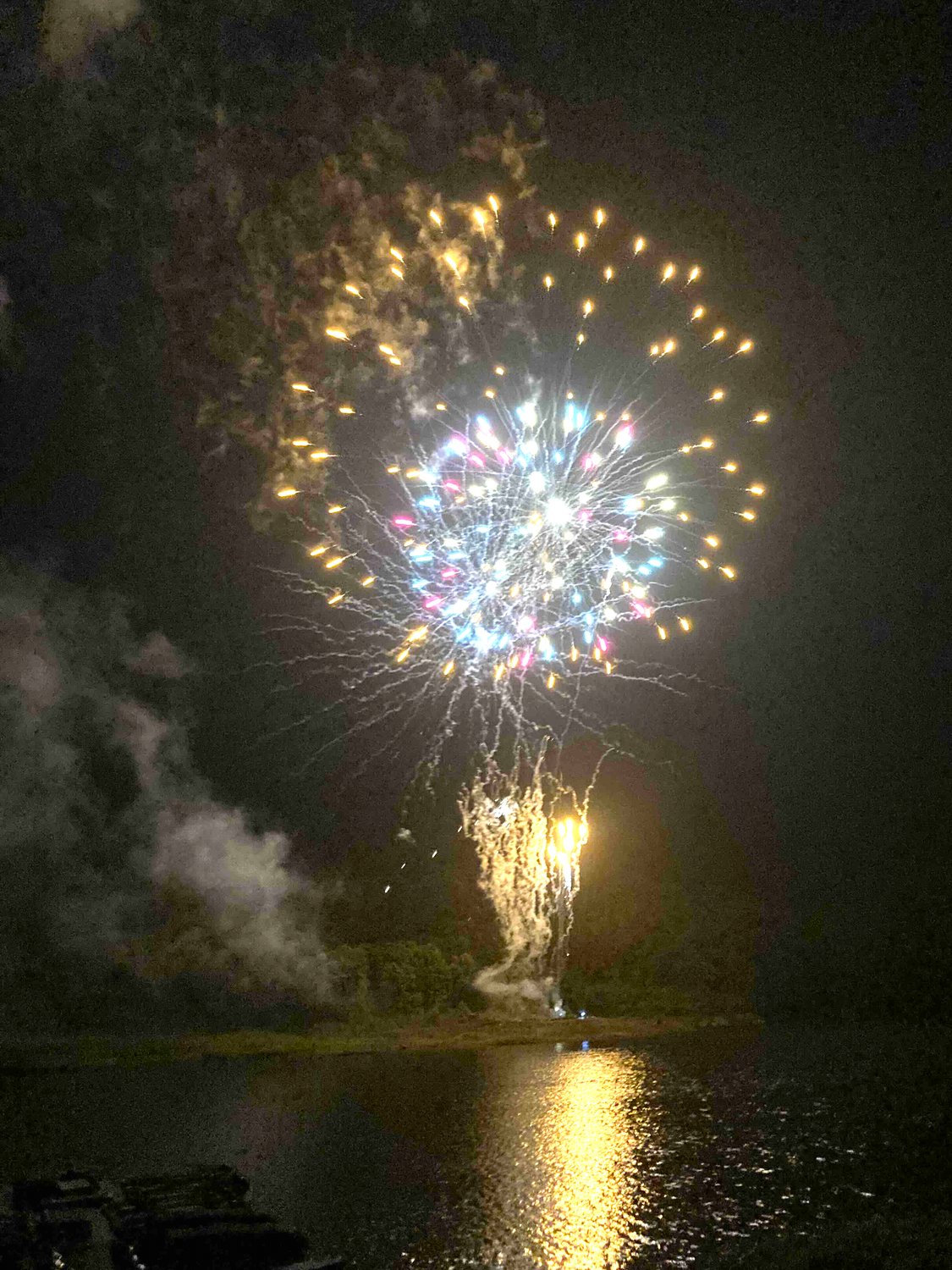 湖面に映える花火