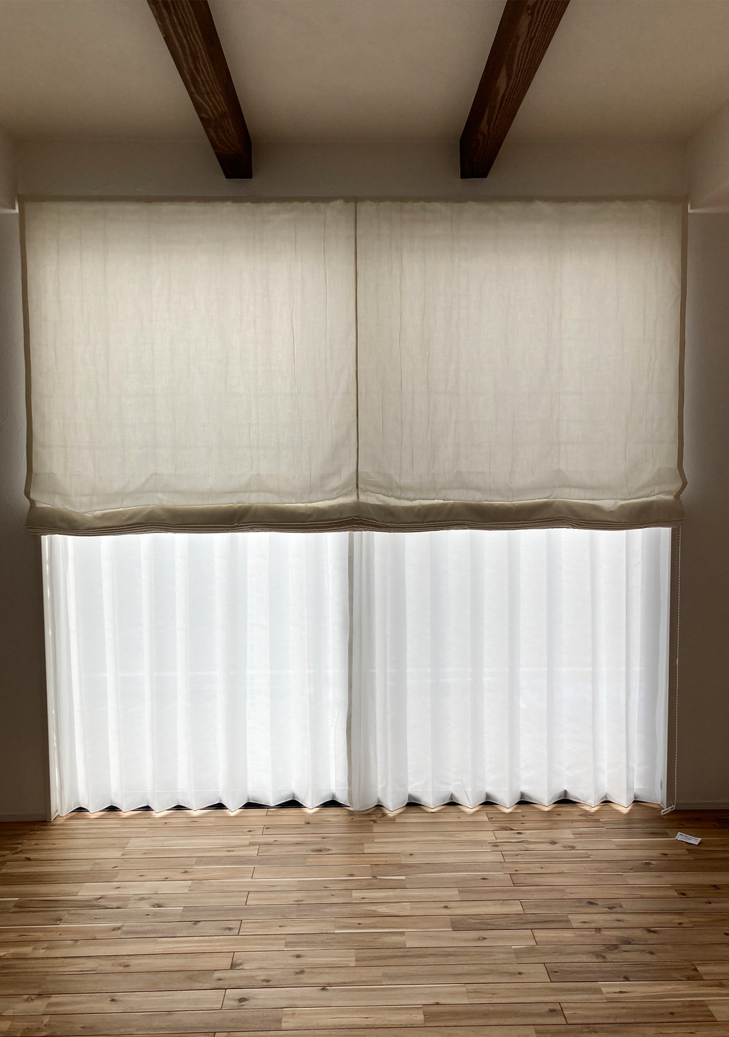 すっきり見せて、使いやすく。昇降式＋開きカーテンの組み合わせスタイル