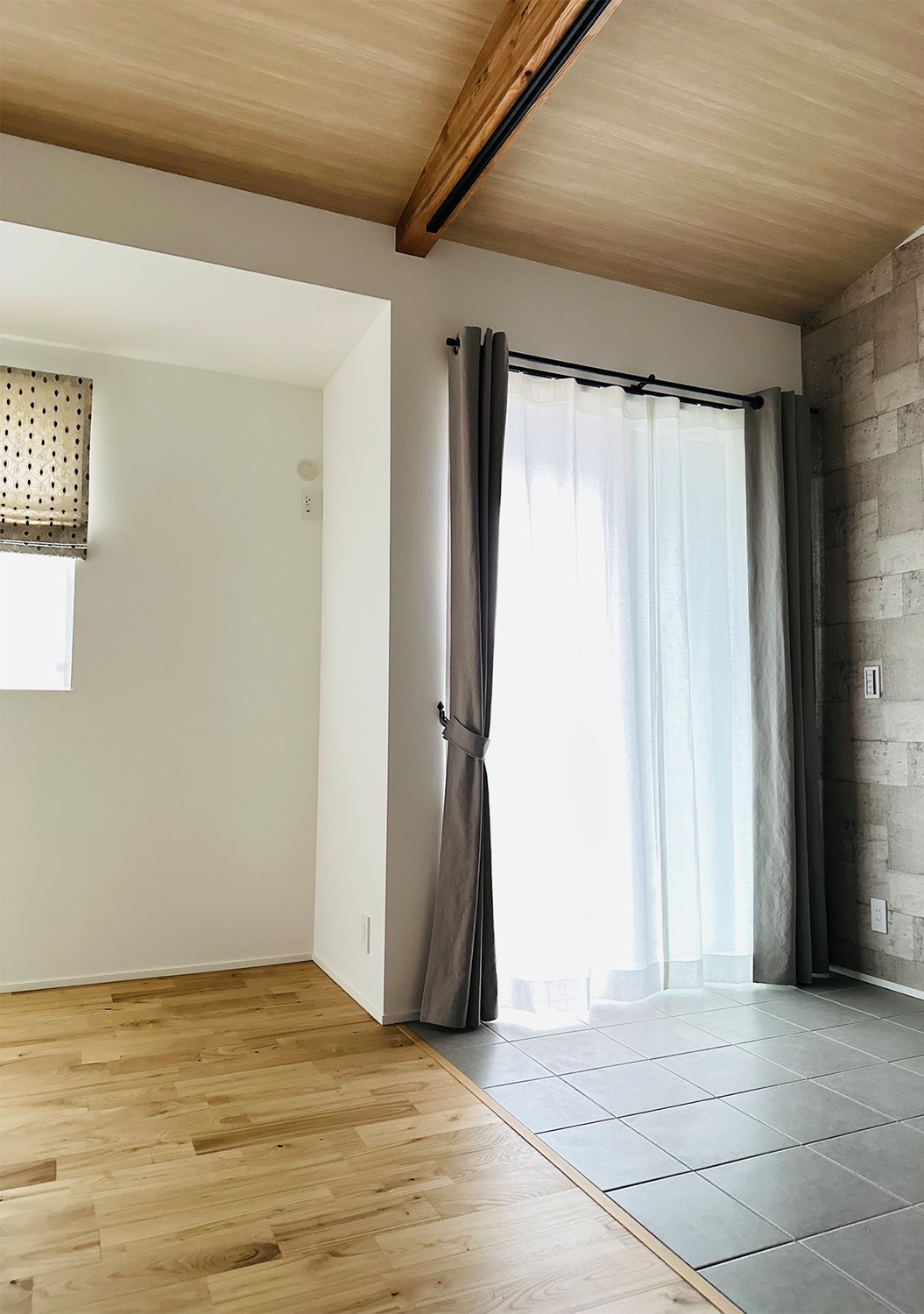 帆布カーテンでつくる、土間のある暮らしの心地よさ