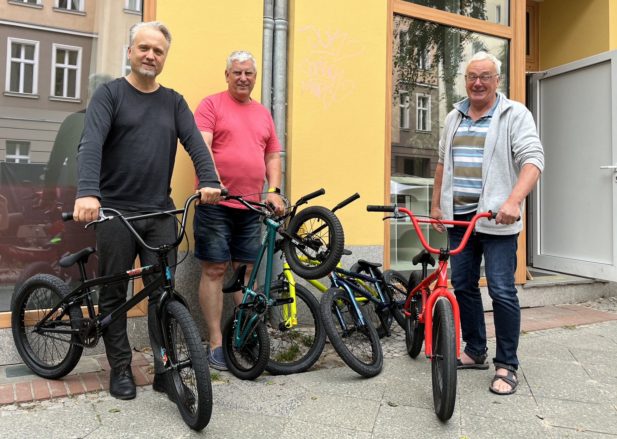 Sport Import spendet BMX-Räder für Berliner Verein