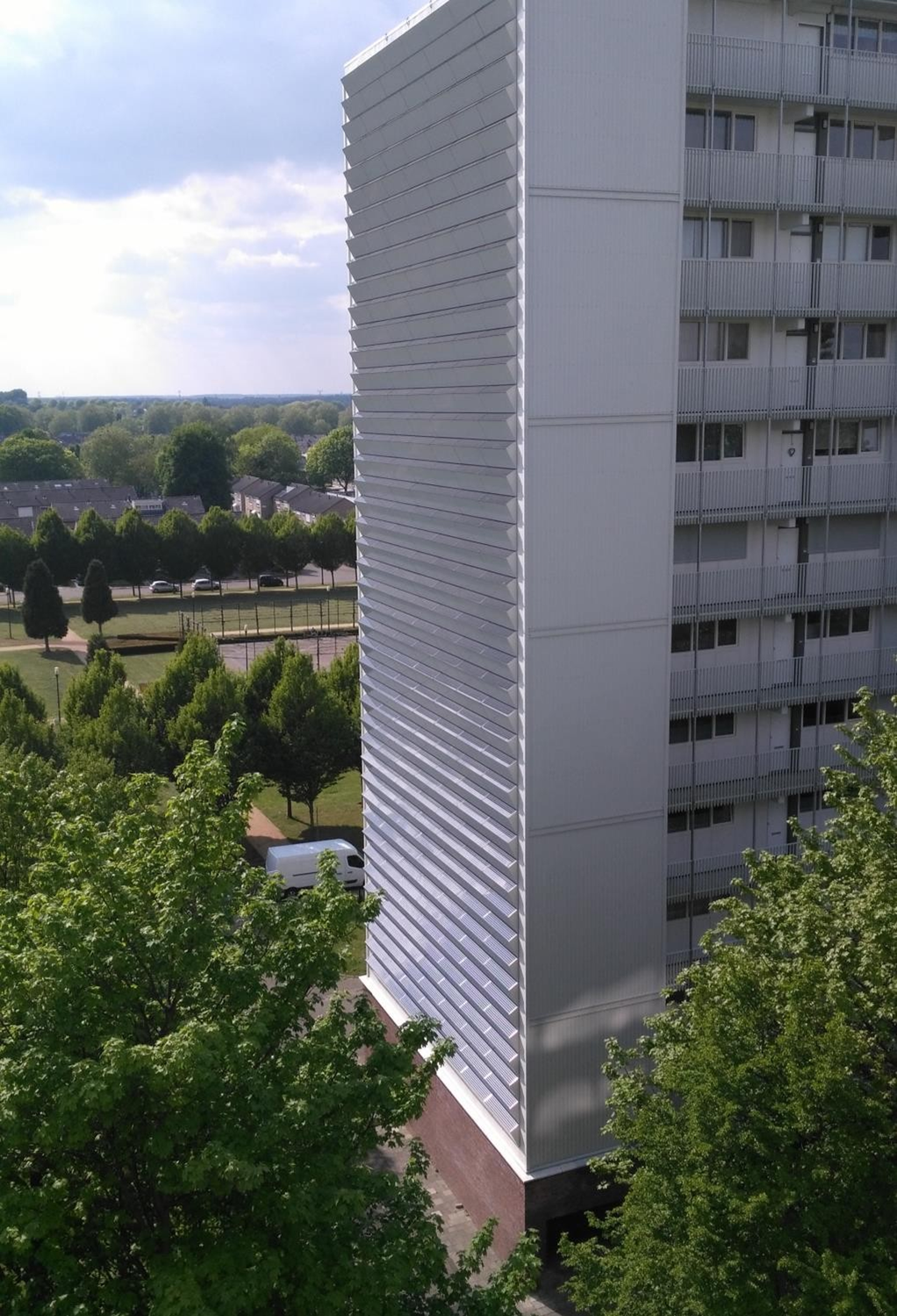 Zonnegevel met kunst op galerijflat - Woningcorporatie Antares - ZigZagSolar, nieuwe generatie zonnegevels