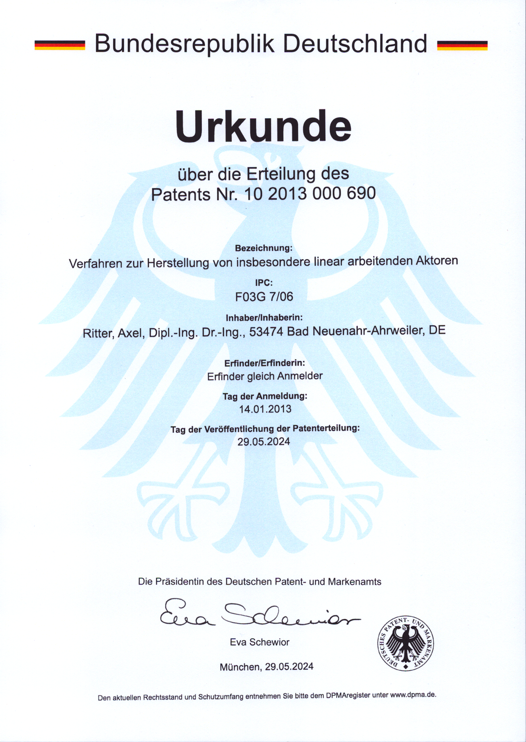 ÜBERREICHUNG DER URKUNDE ÜBER DIE ERTEILUNG DES PATENTS 10 2013 000 690 MIT DER BEZEICHNUNG LINEAR ARBEITENDE AKTOREN AN DR. AXEL RITTER AM 11.06.2024