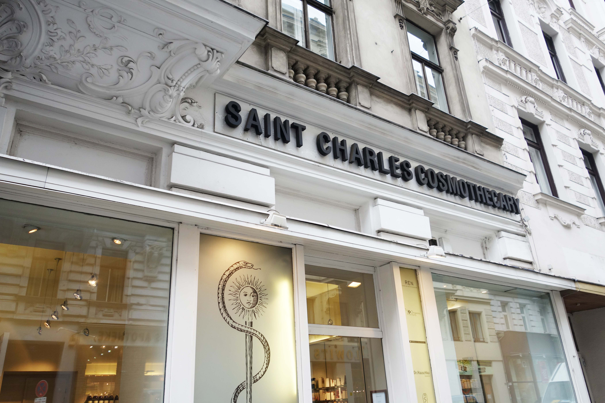 Ein Besuch in der wunderschönen Saint Charles Apotheke in Wien