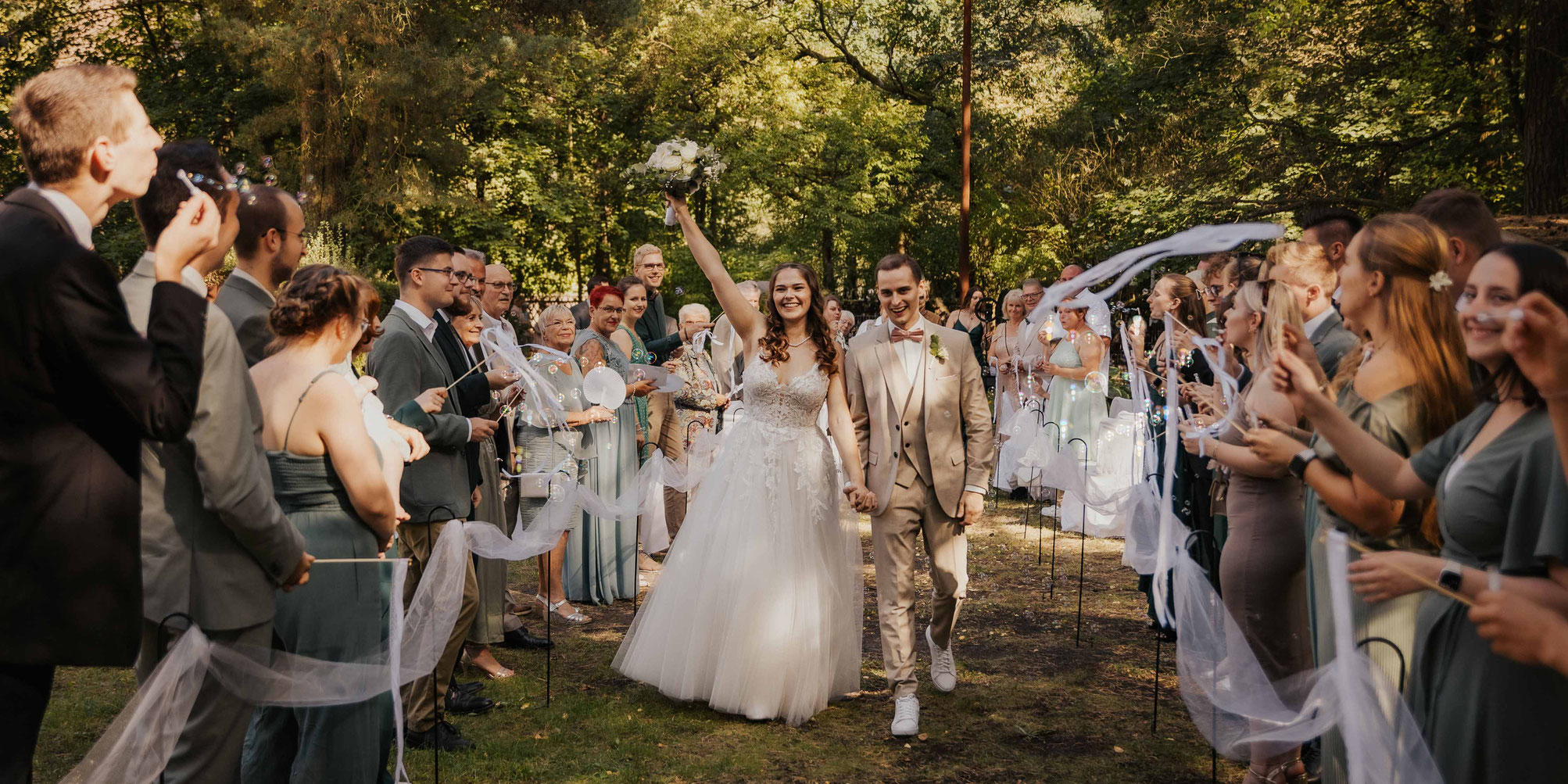 Hochzeitspaar küssend auf Steg am See
