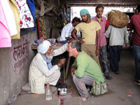 Beim Straßenzahnarzt in Indien