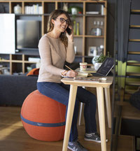 Siège ballon ergonomique design dans un espace de travail moderne, une alternative saine à la chaise de bureau classique pour améliorer sa posture.