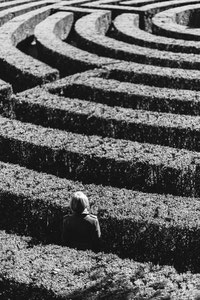 jeune femme dans un labyrinthe