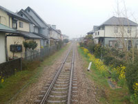 住宅街を抜ける甘木鉄道