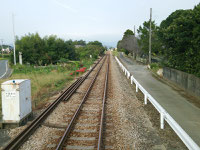 鳥居と神社の間の参道を貫く甘木鉄道