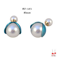 Boucles d'oreiles doubles perles nacrées et fleurs ouvertes bleues