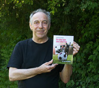 Autor Manfred Schloßer mit seinem Fußball-Roman