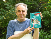 Autor Manfred Schloßer mit seinem 13. Roman