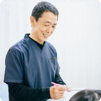 唐津市 和多田 整骨院 交通事故 スポーツ中 ケガ 産後ケア 症状を確認する様子