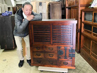 桐たんす 桐タンス 桐箪笥 時代箪笥 修理 再生 更生 修繕 洗濯 洗い 杉山箪笥店　壇ふみ 格安 安い お値打ち 職人 安心 黒檀箪笥 茶箪笥 水屋戸棚 帳場箪笥 欅箪笥 漆　漆塗り　拭き漆 桐たんすリメイク 古い箪笥修理 和箪笥 箪笥　和ダンス リメイク タンス修理 古いタンス 掃除 タンス リフォーム　桐の箪笥リメイク　タンスクリーニング　桐タンスリメイク　桐のタンス修理　桐たんす削り直し　桐箪笥リフォーム　桐箪笥修理　桐たんす修理　桐たんす再生　桐たんす洗い　桐箪笥更生　古い箪笥修理　和箪笥修理　