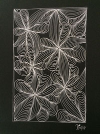 Doodelei A4 - Blumen-Wirrwarr - weißer Gelstift auf schwarzem Fotokarton