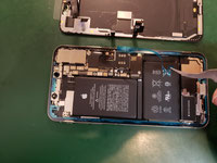 新品シールテープの養生を外しているiPhone XS MAX