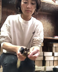 ４代目和ろうそく女性職人兼芯巻き職人兼絵師