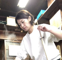 ４代目和ろうそく女性職人兼芯巻き職人兼絵師
