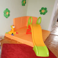 Die Kinderrutsche im Spielzimmer 2