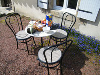 un petit déjeuner ensoleillé sur une table "bistrot"