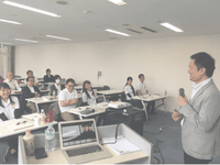 頭痛セラピー協会では、日比大介先生が経営学もみっちり教えてくれる、座学も充実した塾です。頭痛患者さんの頭痛を治す、治療方法を学ぶことはもちろんですが、その他の人間としての生き方なども教えてくれます。