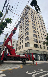 Aerial moving truck