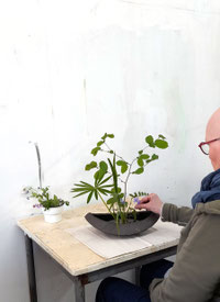 Brele Scholz - Familienaufstellung und Kunsttherapie - Ikebana & Aufstellung - Teilnehmende stellt ihre Pflanzen.