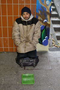 Bettler in Nürtingen, der ausschließlich für sein Kind, seine Frau und sich bettelt, Foto: Manuel Werner, alle Rechte vorb.