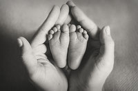 Eltern sehen ihr neugeborenes baby an und halten es