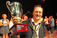 Strahlender Gewinner: Simon Bellett mit dem Pokal.