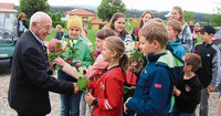 Die Kinder überreichten Blumen.