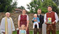 Pfarrer Raimund Arnold spendete Matilda die Taufe.