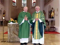 Alfons Eiber (l.) versprach den Gläubigen, ihnen “treu an der Seite von Stadtpfarrer Wolfgang Häupl mit Liebe zu begegnen”.