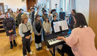 Der Kinder- und Jugendchor stimmt die Besucher auf Weihnachten ein.