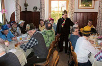 Pfarrer Raimund Arnold kam traditionell mit Wikinger-Helm.