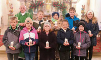 Neun Erstkommunion-Kinder stellten sich der Aster Pfarrfamilie vor.