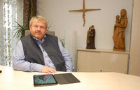 Pfarrer Albert Hölzl in seinem Büro in Tiefenbach Foto: Martin Hladik
