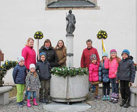 Nicht nur sie freuen sich über die Zier und um den Brunnen in Ast.